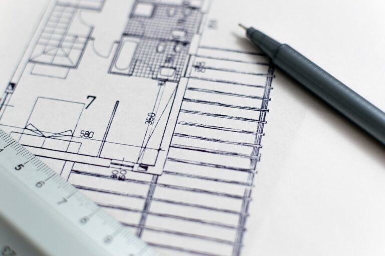 Une règle et un stylo posés sur un plan d'Architecture